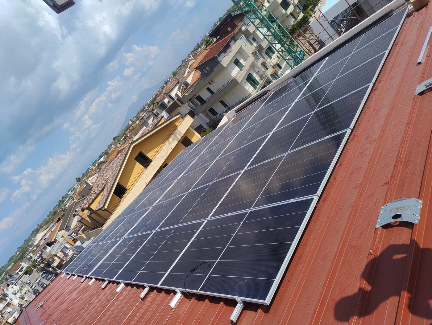 Impianto fotovoltaico DTF Italia: tetto a falda in lamiera